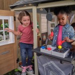 Casuta de joaca Cuptorul cu Lemne Kidkraft Cozy Hearth - Casa cu LEDuri pentru copii cu pridvor si bancute cu bucatarie si accesorii Cabin PlayHouse